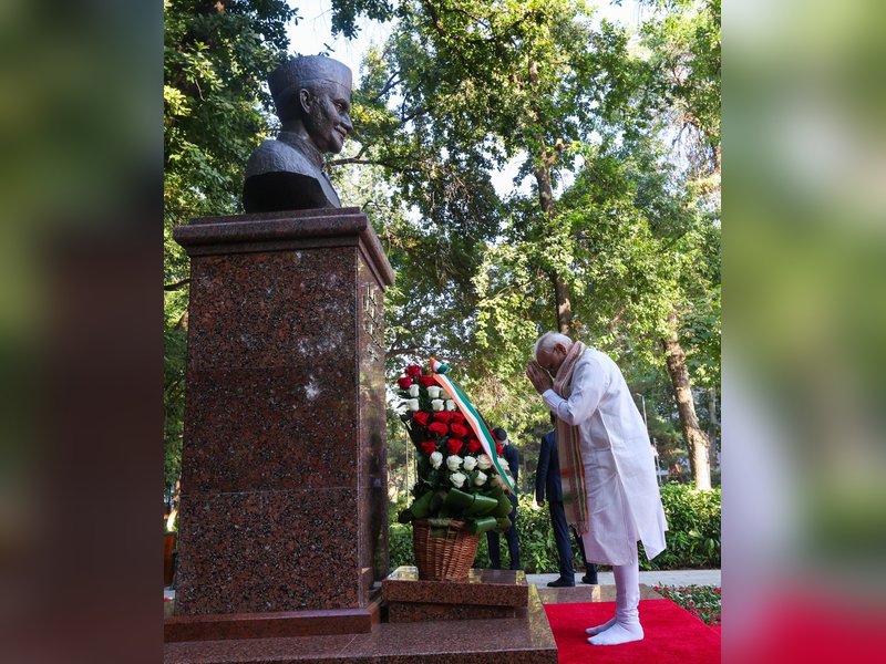 PM Modi pays homage to former PM Lal Bahadur Shastri in Tashkent 