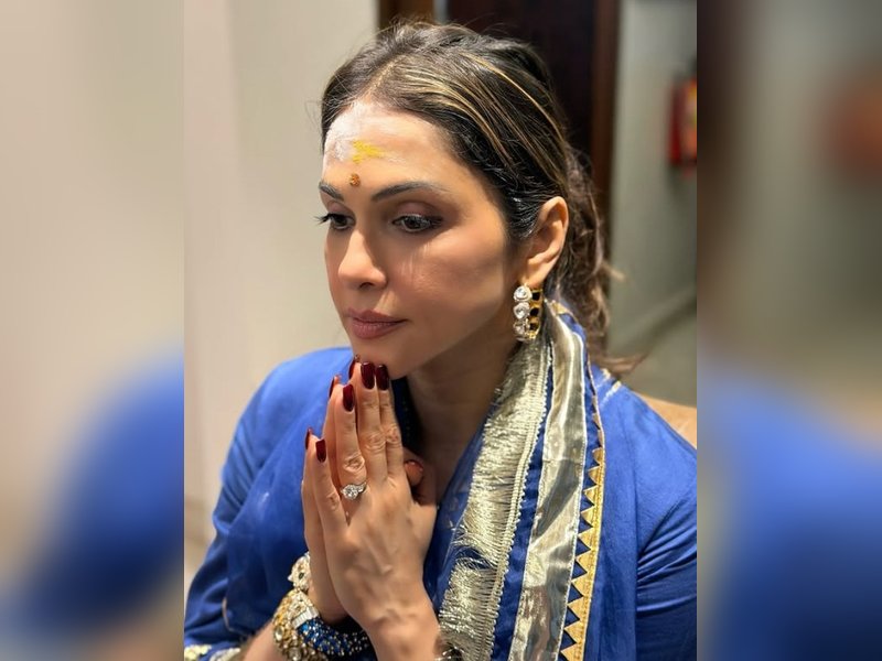 Isha Koppikar shares a spiritual moment as she performs Rudrabhishek