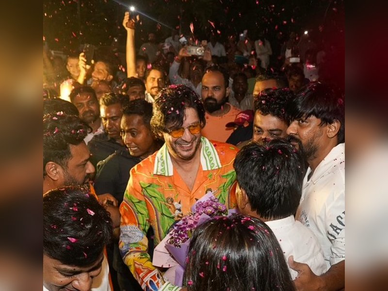 चंकी पांडे ने वडोदरा पहुंचकर लूटी महफिल, बोले- बच्चे जैसा महसूस कर रहा था