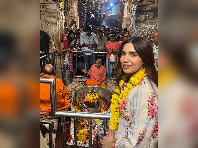 Bhumi Pednekkar offers prayers at the Achaleshwar Mahadev Mandir in Gwalior