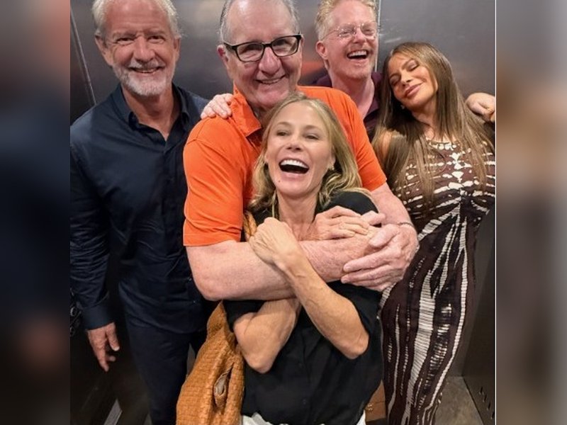 Julie Bowen shares glimpse of ‘Modern Family’ reunion, says ‘love my fake dad’ Ed O'Neill