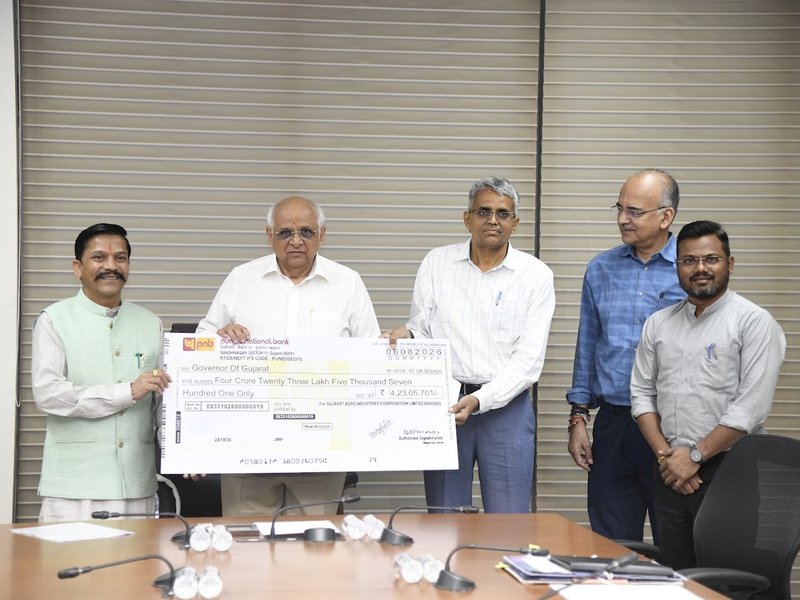 गुजरात एग्रो इंडस्ट्रीज कॉर्पोरेशन ने सीएम भूपेंद्र पटेल को लाभांश राशि 15.37 करोड़ रुपए के चेक सौंपें