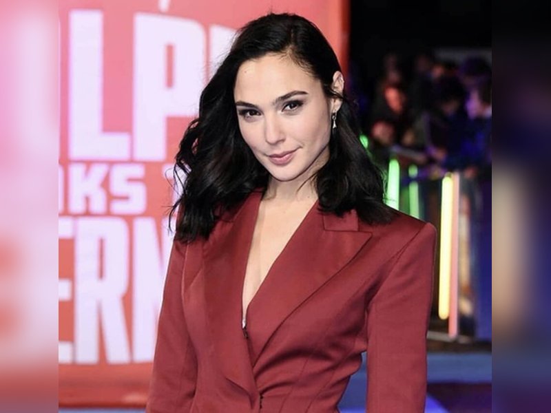 Gal Gadot hasn’t yet received Tom Cruise's famous Christmas cake