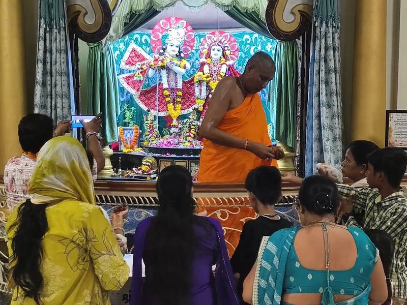 प्रयागराज इस्कॉन मंदिर में भव्य जन्माष्टमी की तैयारी, वृंदावन से आईं तीन लाख की विशेष पोशाक और आभूषण