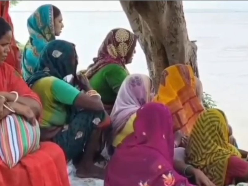 बिहार: 'हे मैया, तोरा प्रणाम...', रौद्र गंगा के आगे महिलाओं ने गीत गाकर शांत होने की लगाई गुहार