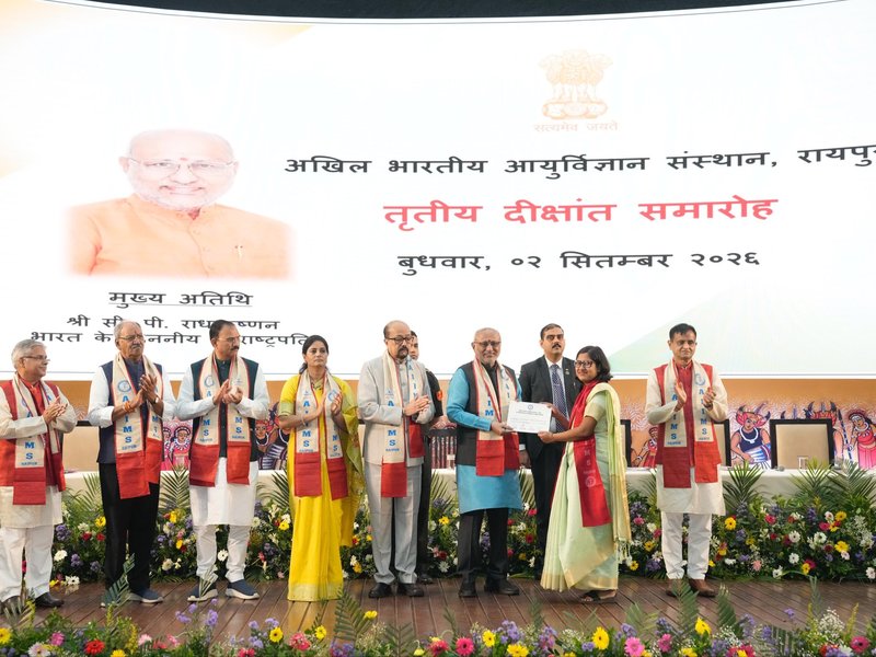 उपराष्ट्रपति ने रायपुर एम्स में मेधावियों को दिए स्वर्ण पदक, नक्सलवाद से मुक्त छत्तीसगढ़ की सराहना की