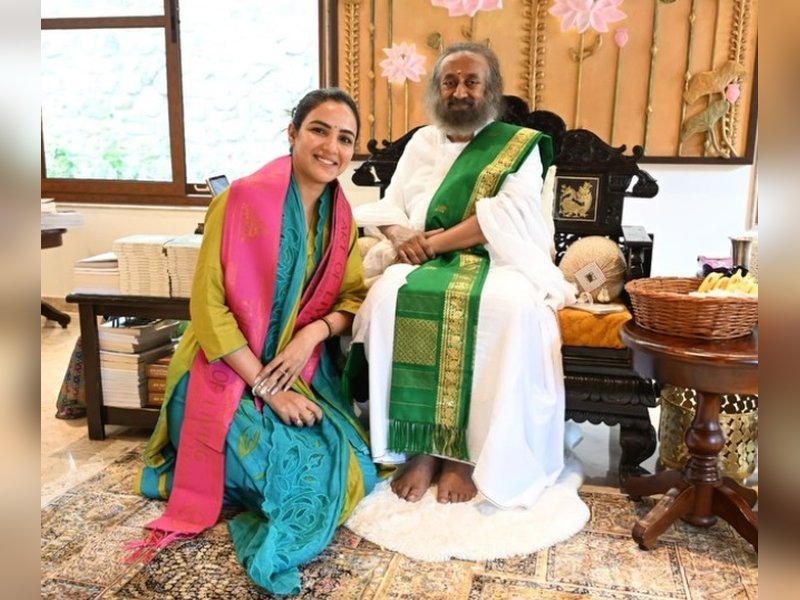 Jasmine Bhasin meets Sri Sri Ravi Shankar, says invitation came when her ‘soul needed it the most’