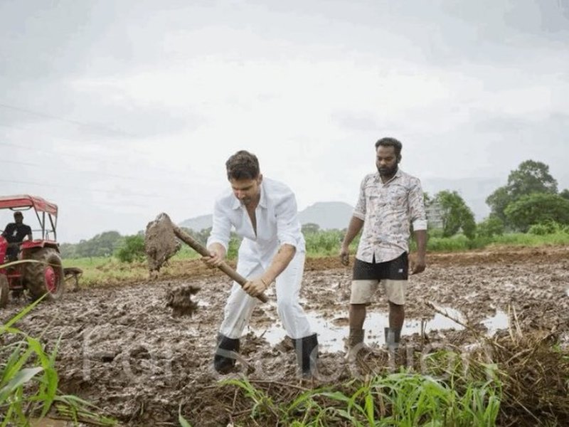 Varun Dhawan gets his hands dirty as he says ‘kheti shuru’