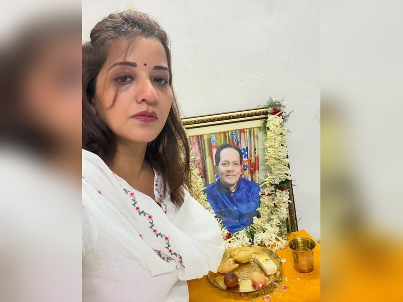 Monalisa gets emotional on father’s first death anniversary, says ‘I miss you every day’