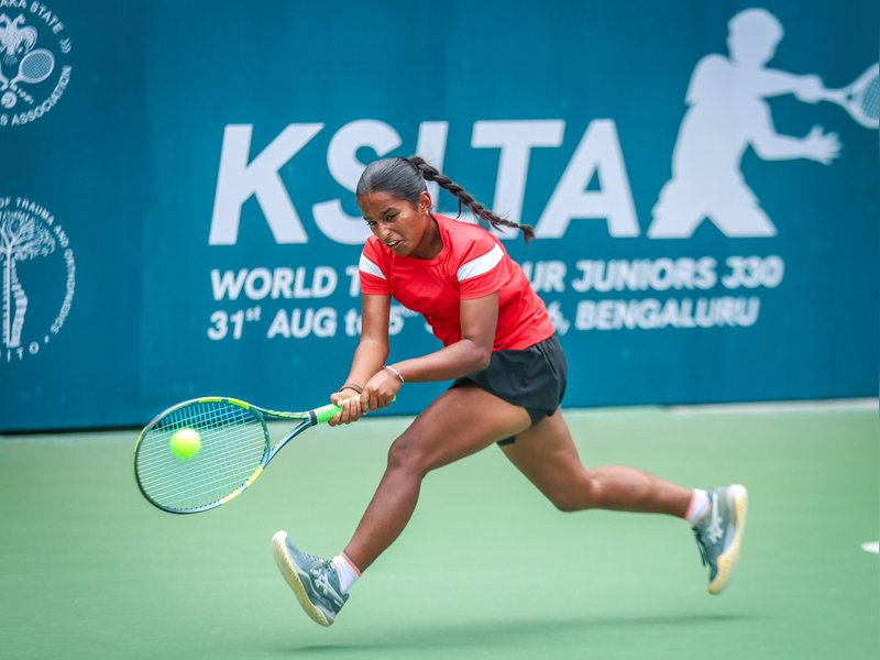 Aahida Singh downs Disha to enter semifinals of the KSLTA World Tennis Tour Junior J30 Bengaluru in Bengaluru on Thursday. Photo credit: KSLTA
