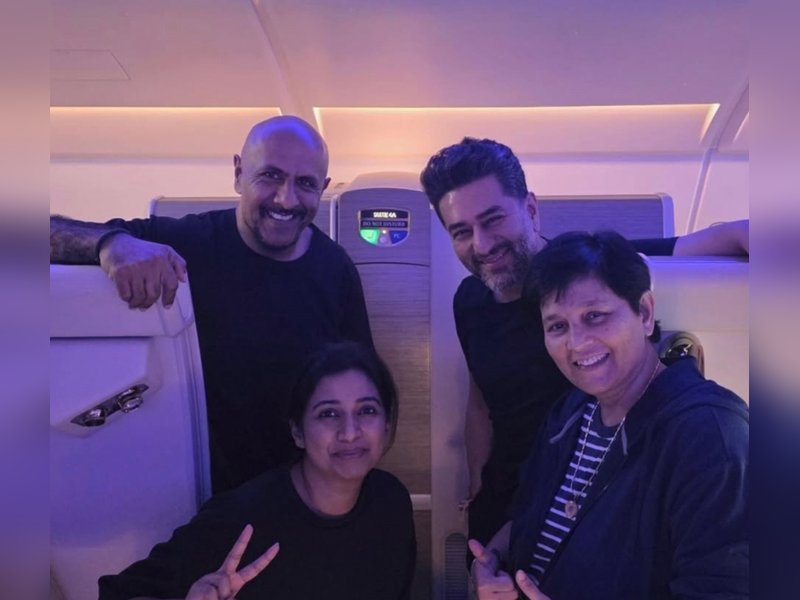 Shreya Ghoshal bumps into Falguni Pathak mid-air, has a fangirl moment