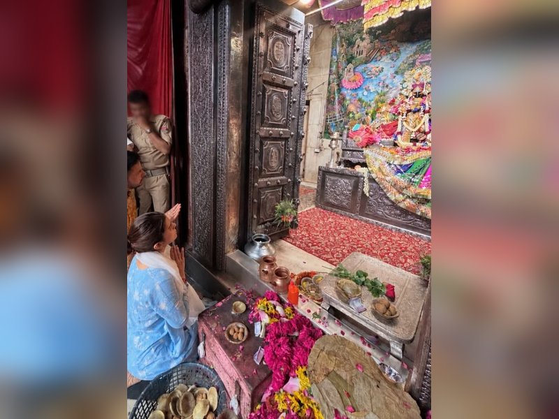 जन्माष्टमी पर ब्रज की गलियों में खोईं निमरत कौर, बांके बिहारी के दर्शन से कृष्ण लीला तक की दिखाई झलक