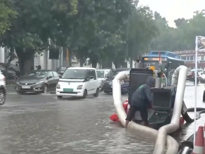 Heavy rain batters Delhi-NCR, roads waterlogged in several areas