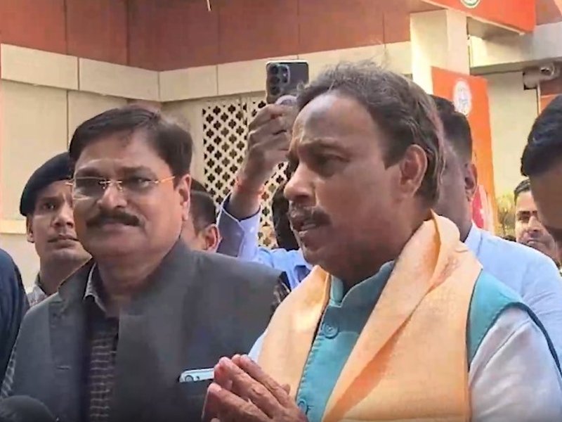 'SP’s ‘PDA’ means appropriating others' wealth as one’s own': Vinod Tawde attacks Akhilesh Yadav