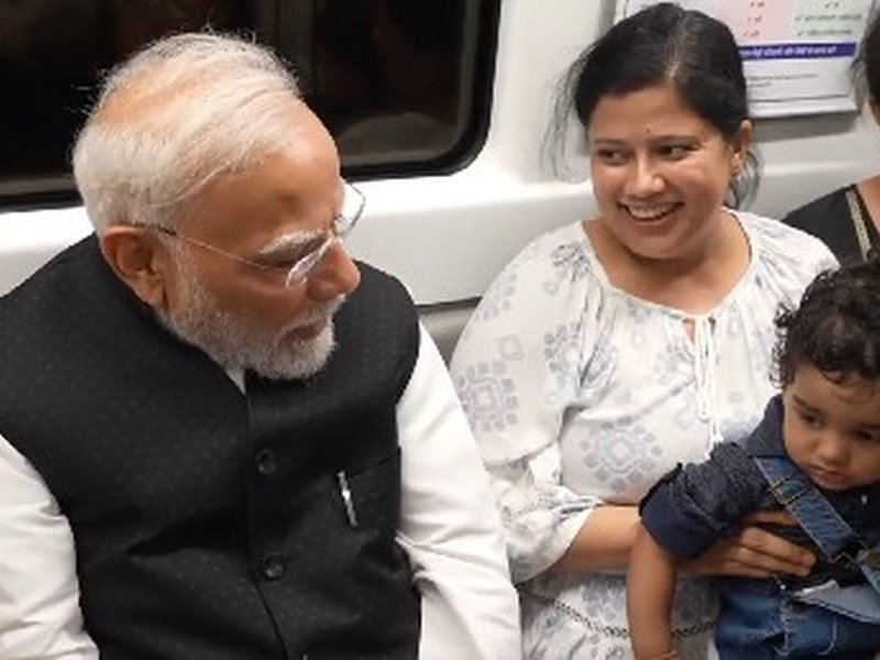 पीएम मोदी का मेट्रो मोमेंट्स : बच्चों से की बात, जन्माष्टमी से लेकर किताबों तक पर हुई चर्चा
