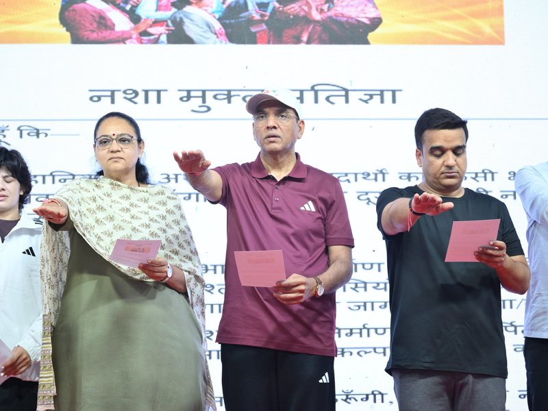 Sports Min Mandaviya leads ‘Sundays on Cycle’ in Surat, administer 'Nasha Mukt' Pledge to Youth