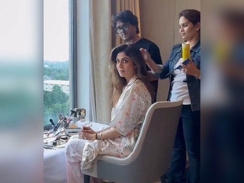 Shilpa Shetty asks 'Binge or Cringe' as she groves to Dulhe Ka Sehra Suhana Lagta Hai from Dhadkan 