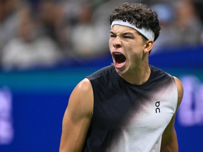 US Open: Shelton books QF date with Alcaraz after brushing past Tsitsipas