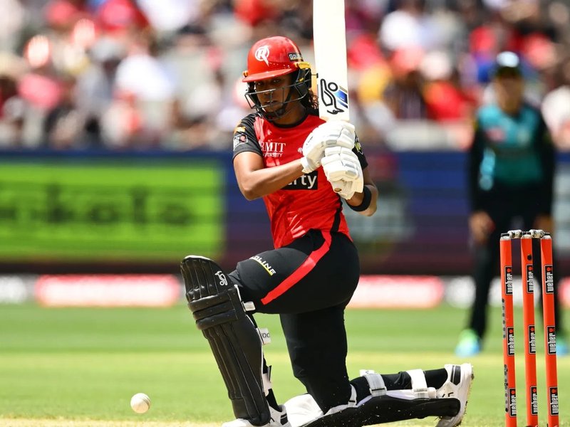Hayley Matthews returns to Melbourne Renegades for WBBL 12