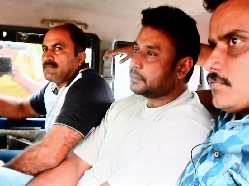 रेणुकास्वामी हत्याकांड: अभिनेता दर्शन ट्रायल के दौरान अदालत में खुद मौजूद रहने के लिए हाईकोर्ट पहुंचे