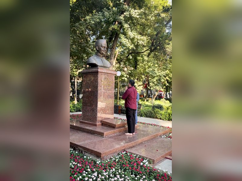 ताशकंद में राघव चड्ढा ने लाल बहादुर शास्त्री को दी श्रद्धांजलि, शास्त्री स्ट्रीट पर पहुंचकर किया नमन