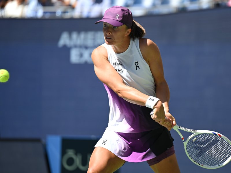 Swiatek reaches 40-win milestone, Svitolina battles past Samsonova in Wuhan