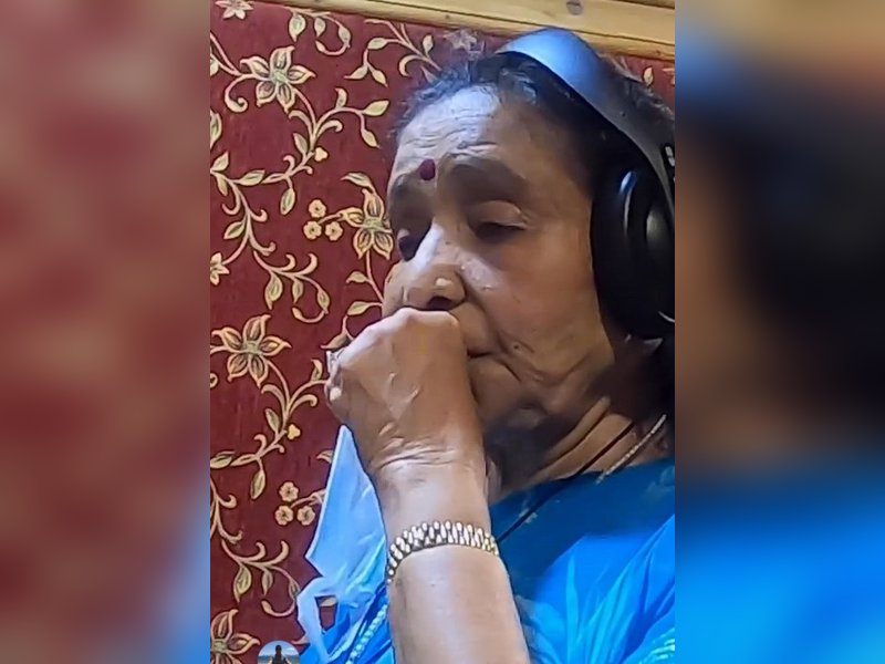 नीली साड़ी, हेडफोन और वही जादुई आवाज…आशा भोसले की जयंती पर रिलीज हुआ गाना 'ऐ मेरी जिंदगी' 