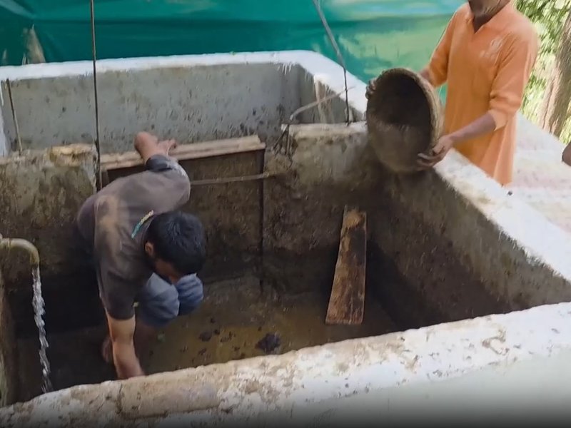 जम्मू-कश्मीर: डोडा में गाय के गोबर से बायोगैस और जैविक खाद बना रही गोवर्धन यूनिट, लाभार्थी बोला-यह स्कीम गांव के लिए उपहार  