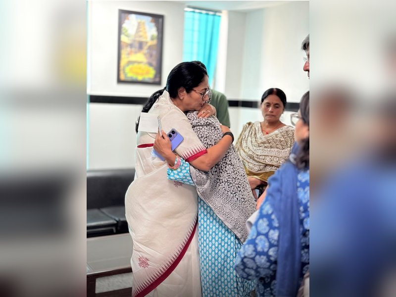 सत्य निकेतन इमारत हादसा: सीएम रेखा गुप्ता ने एम्स ट्रॉमा सेंटर पहुंचकर घायलों का जाना हाल, बोलीं- सरकार देगी हर संभव मदद