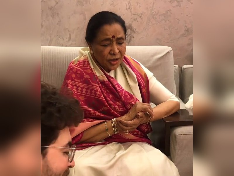 Nitin Mukesh remembers Asha Bhosle with a throwback clip of her singing 'Tu Tu Hai Wahi'