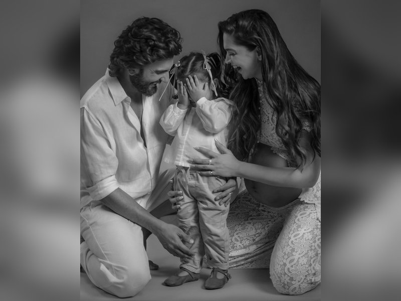Ranveer & Deepika wait for the arrival of baby no 2 with some adorable family pics with Dua 