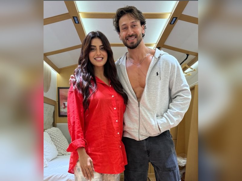अक्षरा सिंह ने टाइगर श्रॉफ के साथ तस्वीरें शेयर कर बढ़ाई हलचल, बोलीं- 'कुछ तस्वीरें गैलरी में रखने के लिए नहीं होतीं'