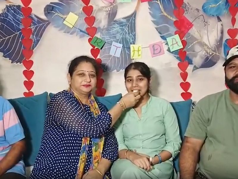 पंजाब बीबीए टॉपर बनीं निहारिका, पिता बोले- बेटी ने गर्व से सिर ऊंचा किया 