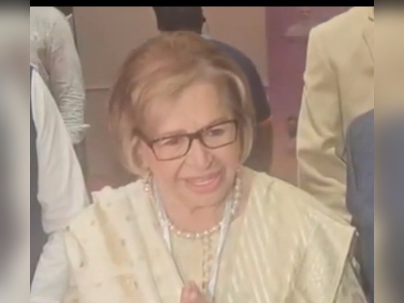 Helen expresses gratitude on behalf of Salim Khan as he receives Raj Kapoor Lifetime Achievement Award