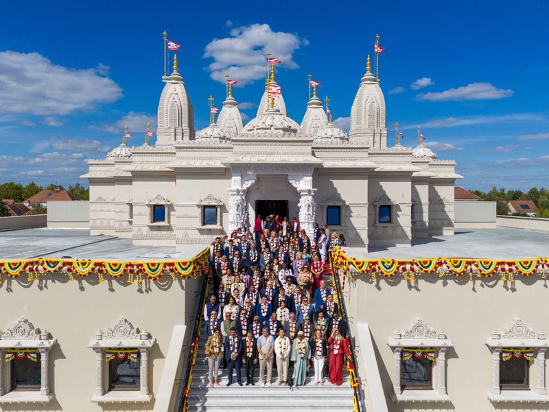 43 देशों के 50 से अधिक प्रतिनिधि पेरिस में बीएपीएस हिंदू मंदिर में