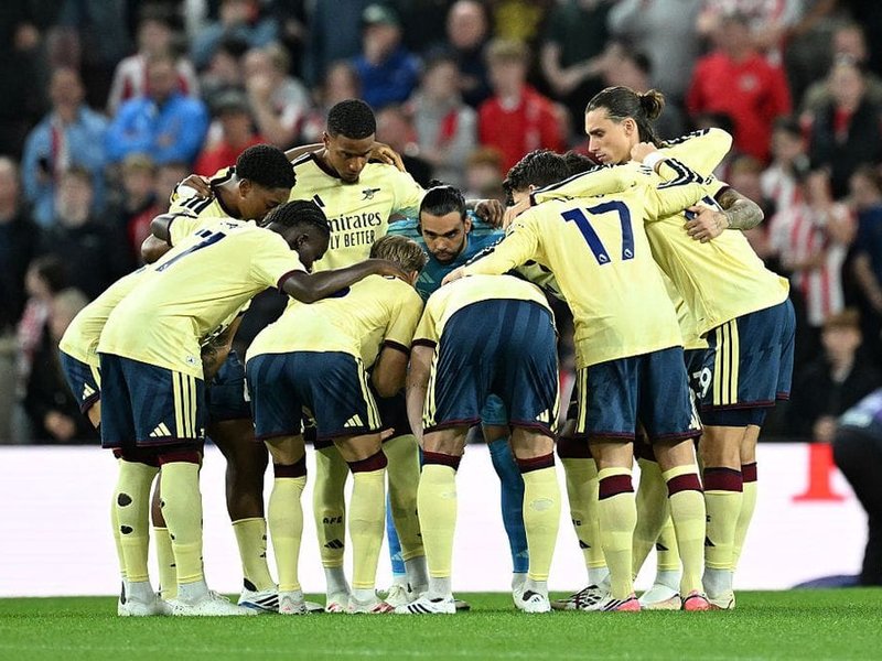 Premier League: Holders Arsenal beat Sunderland 2-0 to maintain perfect start