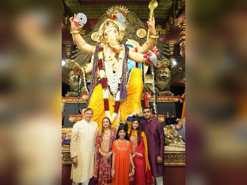 गणेश चतुर्थी पर चिंचपोकली चा चिंतामणि पहुंचे प्रणव और करण अदाणी, परिवार संग किए दर्शन