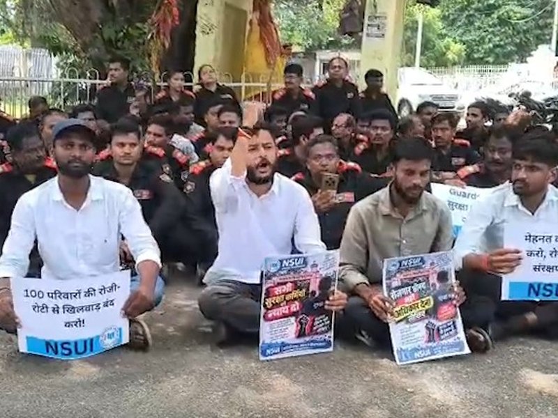 लखनऊ विश्वविद्यालय में करीब 100 सुरक्षाकर्मियों को नौकरी से निकाला, एनएसयूआई के साथ धरने पर बैठे गार्ड