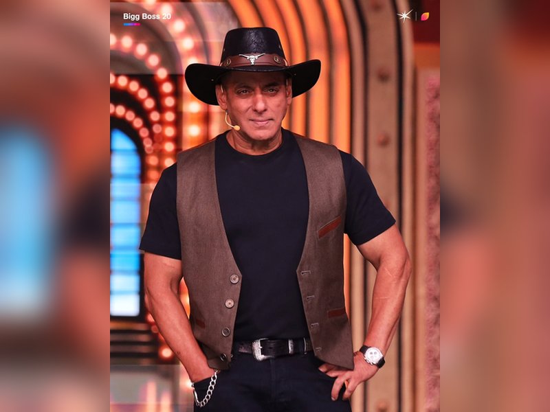Salman Khan arrives at Sohail Khan’s house for Ganpati celebrations in signature head gear