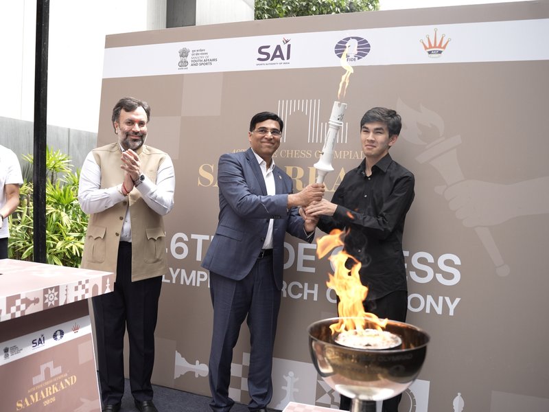 Ceremonial torch handed to Uzbek GM Javokhir Sindarov by FIDE Interim-President Visvanathan Anand and AICF President Nitin Narang ahead of Chess Olympiad in Samarkand