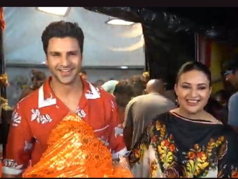 Divyanka Tripathi, Vivek Dahiya welcome Ganpati Bappa home for first time, celebrate with twins 