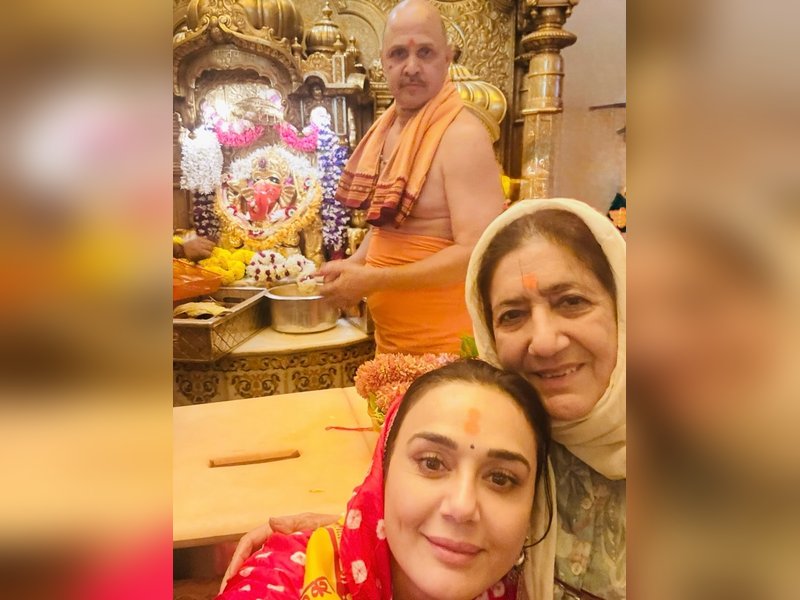 Preity Zinta recalls a heartwarming visit to Siddhivinayak temple with mom on Ganesh Chaturthi