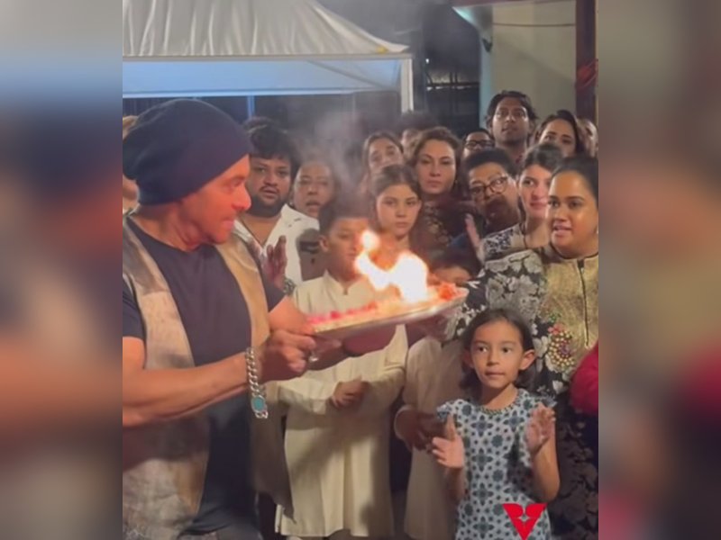 Salman Khan performs aarti incorrectly for Ganpati, Arpita Khan instantly corrects him
