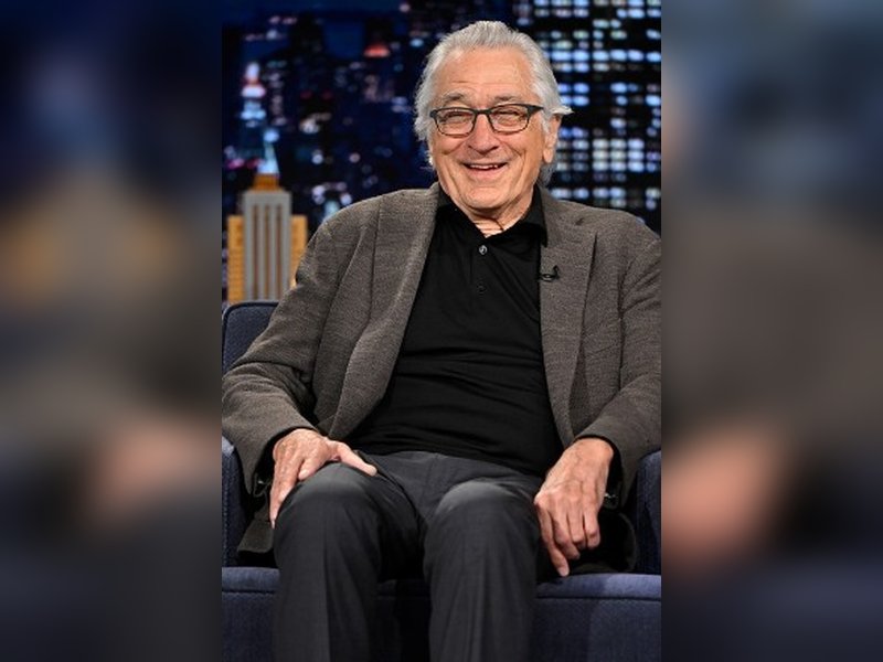 Robert De Niro wells up as Amy Poehler compliments him