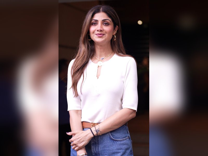 Shilpa Shetty wears 100-year-old heritage jhumkas for Lalbaug Ganpati darshan with Shamita Shetty