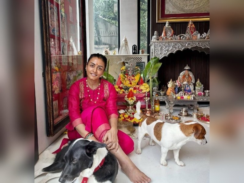 Namrata Shirodkar gives glimpse of in-house Ganpati Visarjan with daughter Sitara and son Gautam