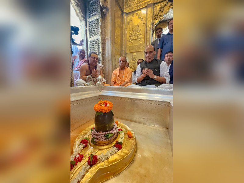 पीएम मोदी के जन्मदिन पर रक्षा मंत्री-सीएम योगी ने काशी विश्वनाथ मंदिर में की पूजा, दीर्घायु की कामना की