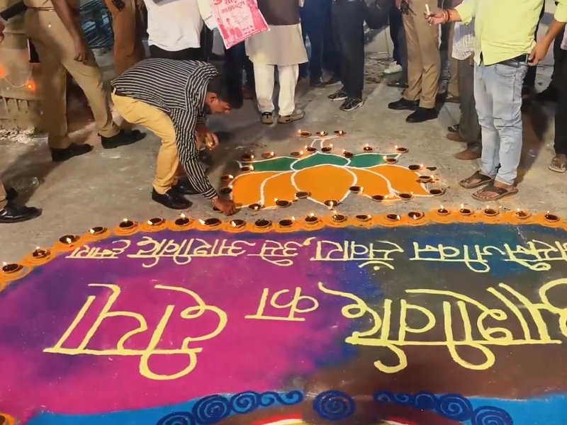 यूपी में पीएम मोदी के जन्मदिन पर 'आशीर्वाद का दीया' जलाकर मनाया गया सेवा दिवस, भाजपा नेताओं ने गिनाए 25 साल के काम