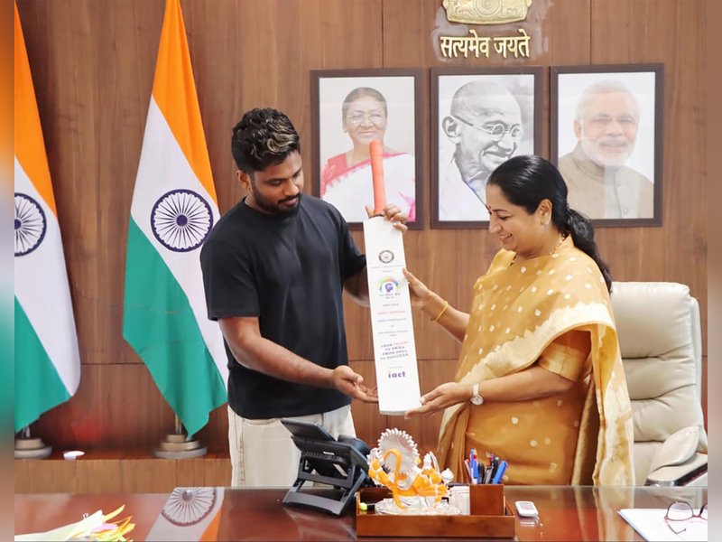 मुख्यमंत्री रेखा गुप्ता ने संजू सैमसन से की मुलाकात, भारतीय विकेटकीपर बल्लेबाज को बनाया 'जन कौशल केंद्र' का ब्रांड एंबेसडर