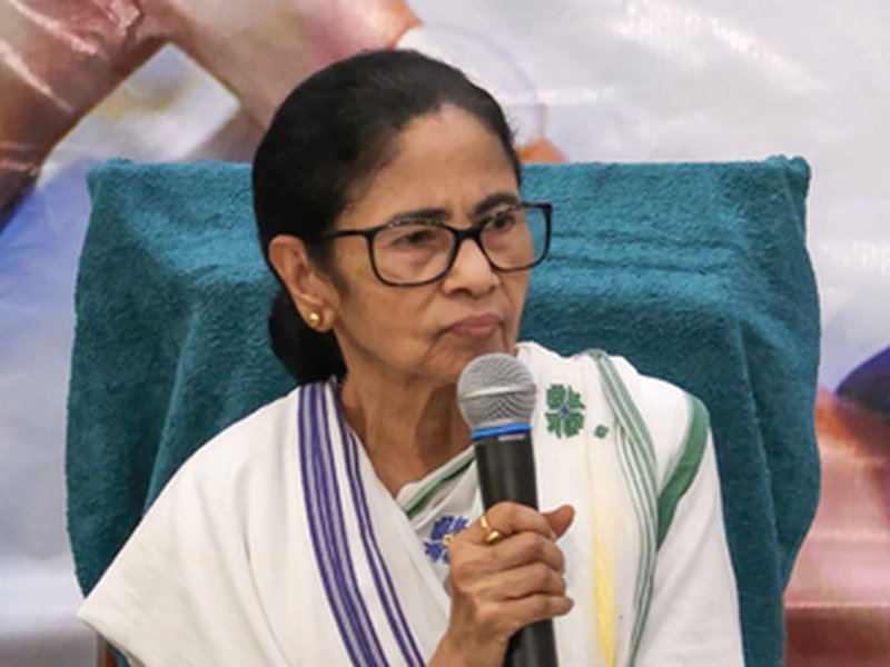 टीएमसी के नाम और चुनाव चिह्न पर रोक के खिलाफ सुप्रीम कोर्ट पहुंचीं ममता बनर्जी, चुनाव आयोग का फैसला रद्द करने की मांग